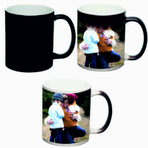 Πορσελάνινη μαύρη κούπα τυπωμένη με το δικό σας θέμα ή τη δική σας φωτογραφία καθώς εμφανίζεται ριίχνοντας ζεστό ρόφημα